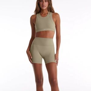 Set Active Sportbody Bike Shorts in Desert Size Small